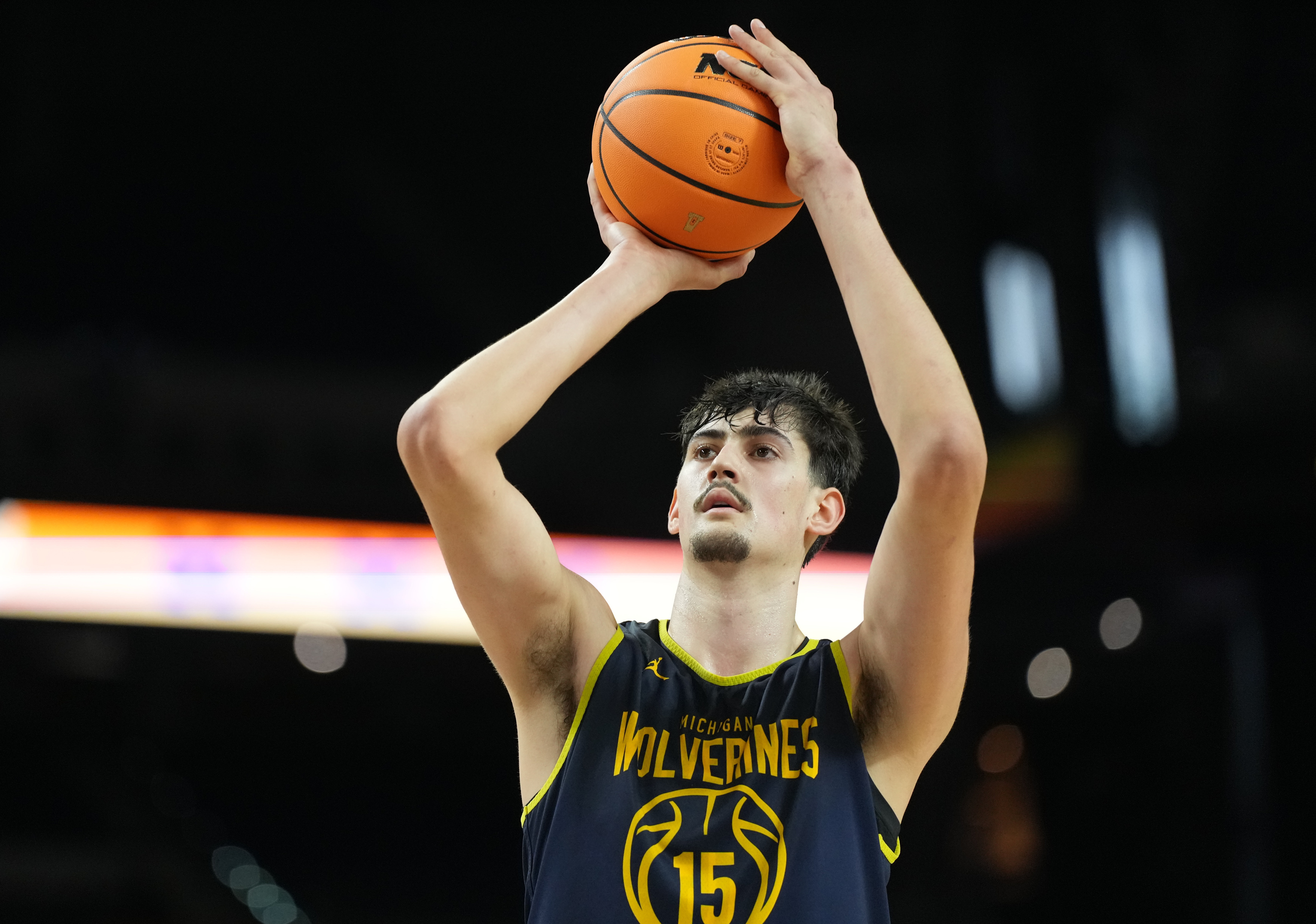 kaiyun-镇守内线!密歇根2米21高塔马拉7投4中 砍下8分4板1助1断1帽