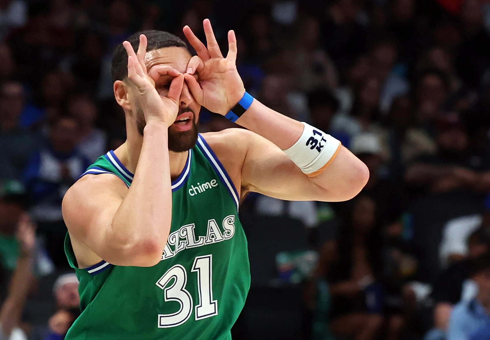 开云APP-还会继续吗？克莱还剩最后一年1746万 休赛期最高可续4年1.1亿